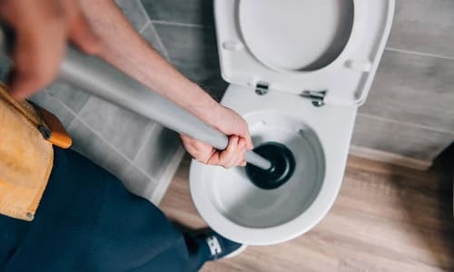 Прочистка унітаза в домашніх умовах.