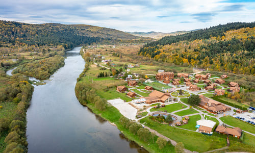 Готелі біля річки в Карпатах