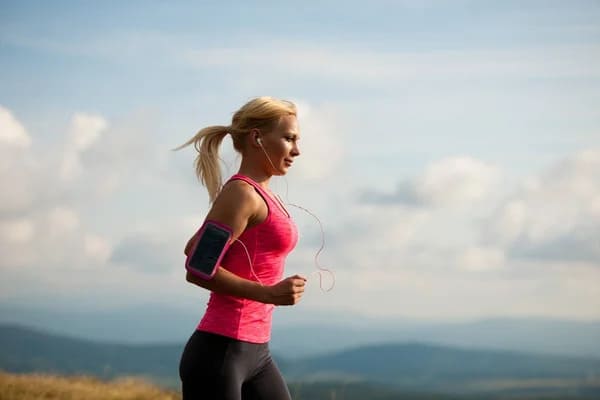 Як жінці підібрати одяг для бігу